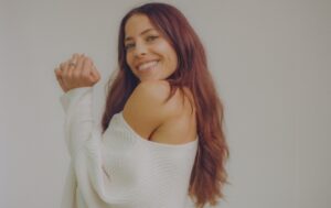 Debi Nova le dedica a su hija su primer álbum titulado “Dar vida”