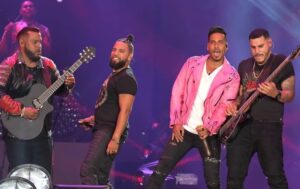 La agrupación Aventura se sorprende al ver a un bebé entre el público durante su concierto