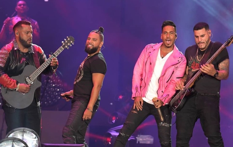 La agrupación Aventura se sorprende al ver a un bebé entre el público durante su concierto