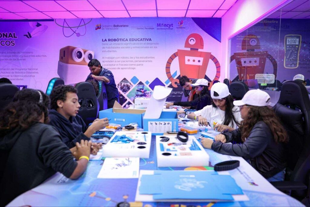 Inauguran mega núcleo de robótica en la esquina El Chorro