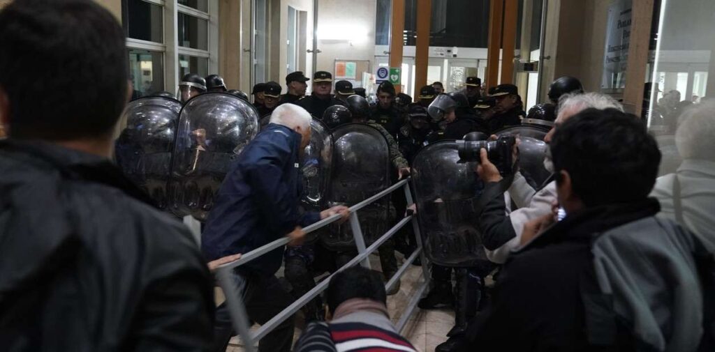 Incidentes frente a la cámara legislativa de Misiones en Argentina