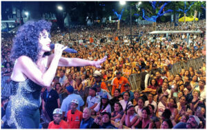 Miles de personas disfrutaron del concierto gratuito de Karina en la plaza Francia de Altamira