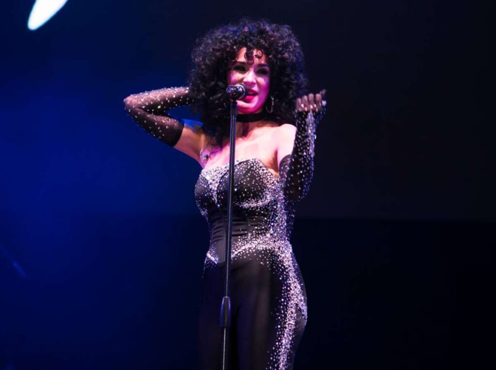 Karina brilló sobre un sonido deficiente