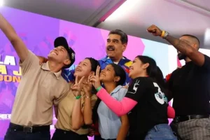 Maduro aprueba 40.800 créditos para la juventud emprendedora