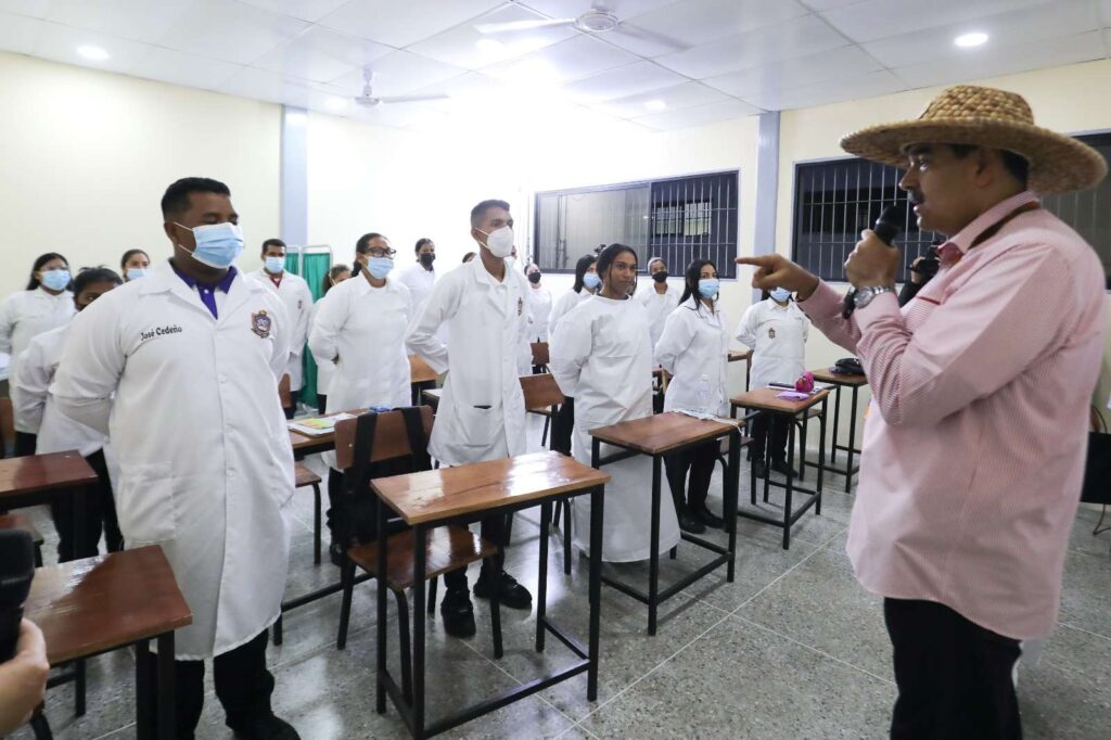 Maduro instó a estudiantes no dejarse quitar el futuro por el fascismo