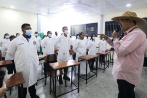 Maduro instó a estudiantes no dejarse quitar el futuro por el fascismo