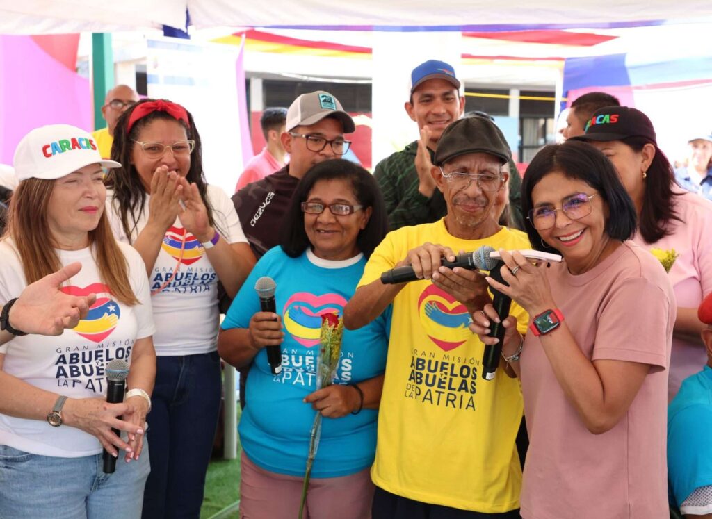 Maduro llama a organizar Círculos de Abuelos de la Patria