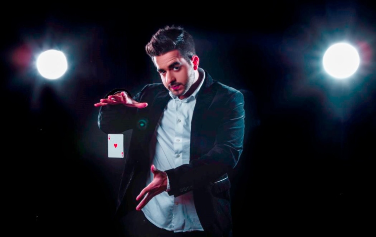 ¡A casa llena! Michel Gallero inicia su residencia en el Teatro Escena 8 con su show de "Enigmas"