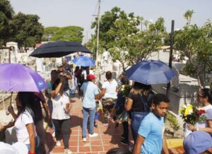 Miles de personas visitaron cementerios por el día de las madres