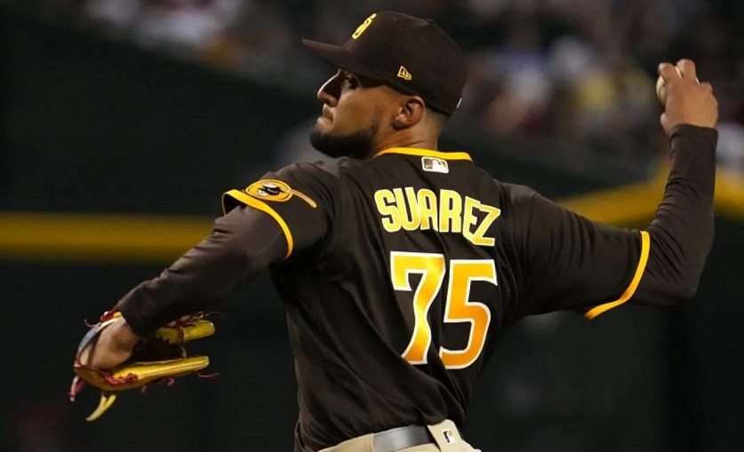 El relevista venezolano Robert Suárez sumó su décimo salvado de la temporada y es el líder en la MLB