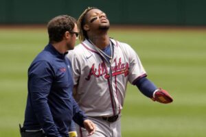 Ronald Acuña sufre un desgarre de rodilla y perderá el resto del 2024