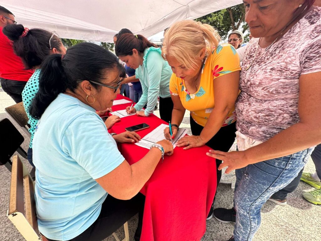 Trujillanos firman por el cese de las sanciones contra el país