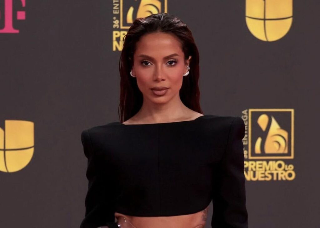 Ola de críticas contra Anitta por mostrar rituales su religión