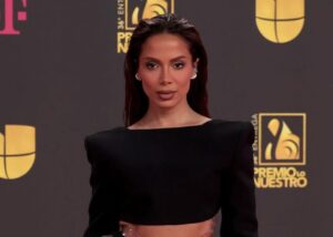 Ola de críticas contra Anitta por mostrar rituales su religión