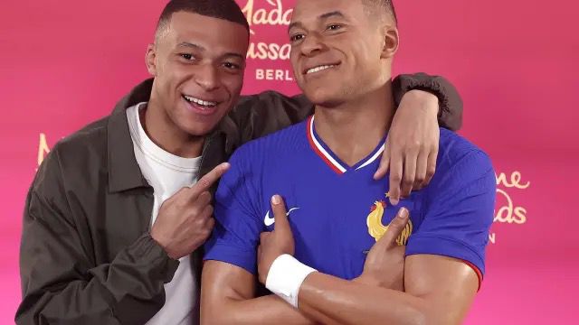 Kylian Mbappé y su nueva figura de cera- Foto Cortesía