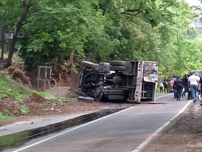 ¡Tragedia vial! Una gandola aplastó el carro en el que viajaba una familia