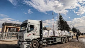 Egipto permitirá paso de ayuda por Kerem Shalom, mientras Israel sigue atacando Rafah pese a orden de CIJ