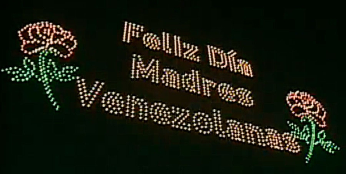 Más de mil drones iluminaron la celebración del Día de las Madres desde la Base Aérea La Carlota