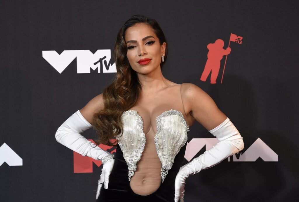 ¿Le hizo un amarre? Fanáticos de Peso Pluma acusan a Anitta de hacerle brujería