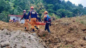 Una avalancha entierra al menos a 300 personas