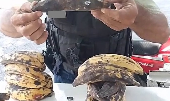 Policía municipal de Aragua impide a un hombre vender plátanos porque estaban muy maduros