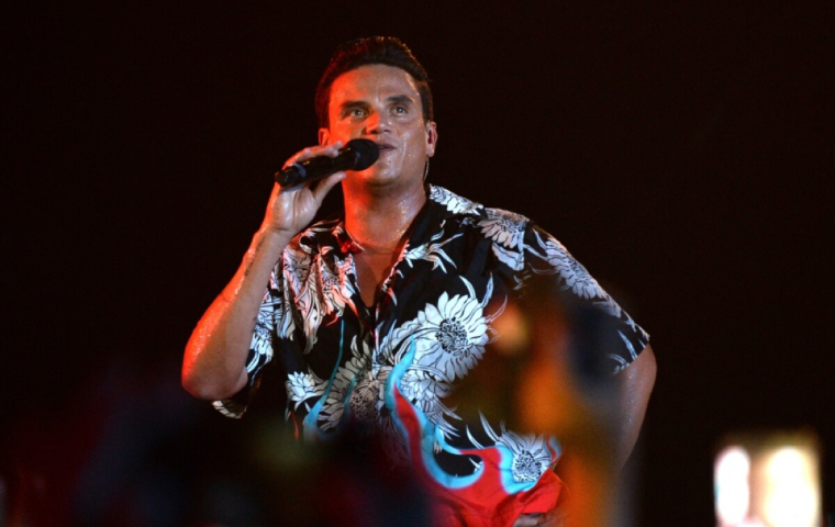 Con bandera en mano Silvestre Dangond agradeció una vez más al público venezolano