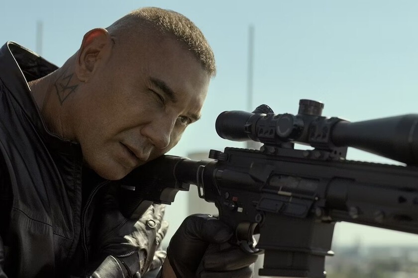 Dave Bautista tiene que sobrevivir a un puñado de asesinos por culpa de un error burocrático en el tráiler de 'The Killer's Game'