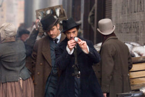 Este legendario detective lleva 140 años resolviendo crímenes y no para. Hay 3 series en marcha de Sherlock Holmes y una de ellas es de Guy Ritchie