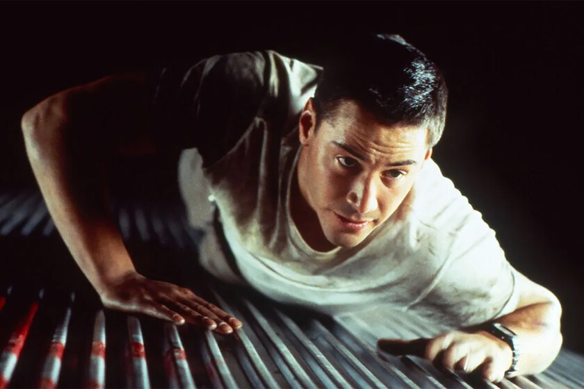 30 años de una de las mejores películas de acción de los 90. Keanu Reeves da el máximo esfuerzo en un gran vehículo que puedes ver en Disney+