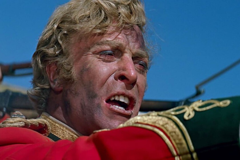 60 años del primer clásico de Michael Caine. Una épica película bélica que inspiró a ‘El señor de los anillos’ y que puedes ver en streaming