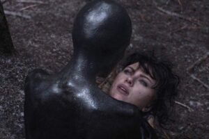 Scarlett Johansson protagoniza una oscura variación de 'El hombre que cayó a la Tierra'
