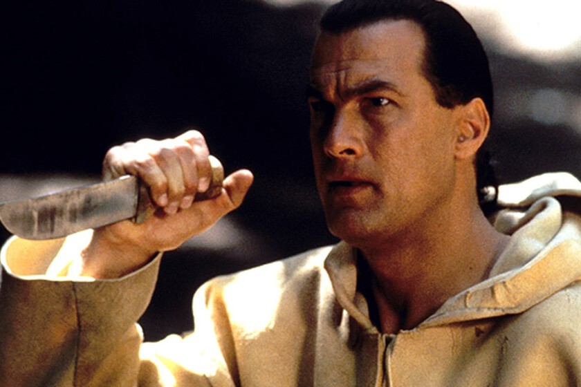 "La película lo dijo todo 20 años antes". Steven Seagal está seguro de que se adelantó a su tiempo con este fracaso del cine de acción