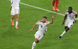 Alemania logra el empate contra Suiza en el último minuto y pasa de primero