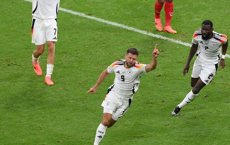 Alemania logra el empate contra Suiza en el último minuto y pasa de primero