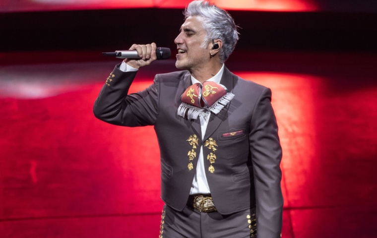 Los "ajustados" pantalones de Alejandro Fernández que puso a volar la imaginación de sus seguidores