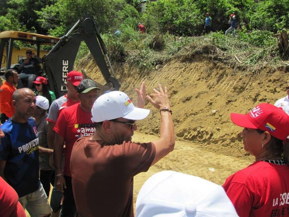 Atienden deslizamiento de tierra por lluvias en Paso Real de Charallave