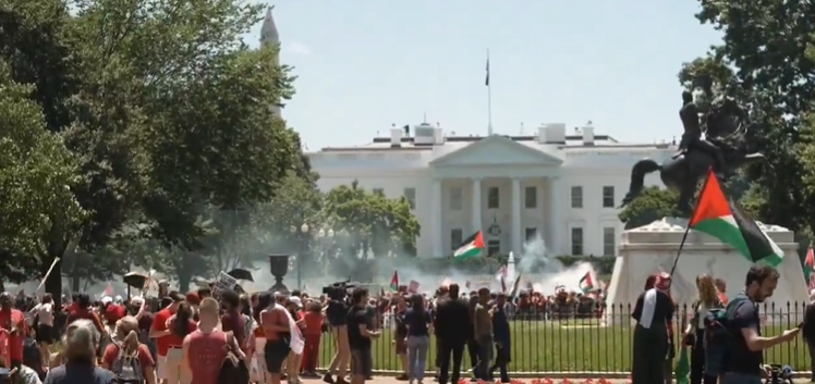 Bombas de humo estallan afuera de la Casa Blanca
