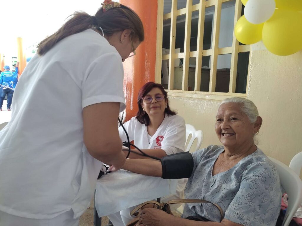 Brindaron jornada de atención a adultos mayores de La Vega