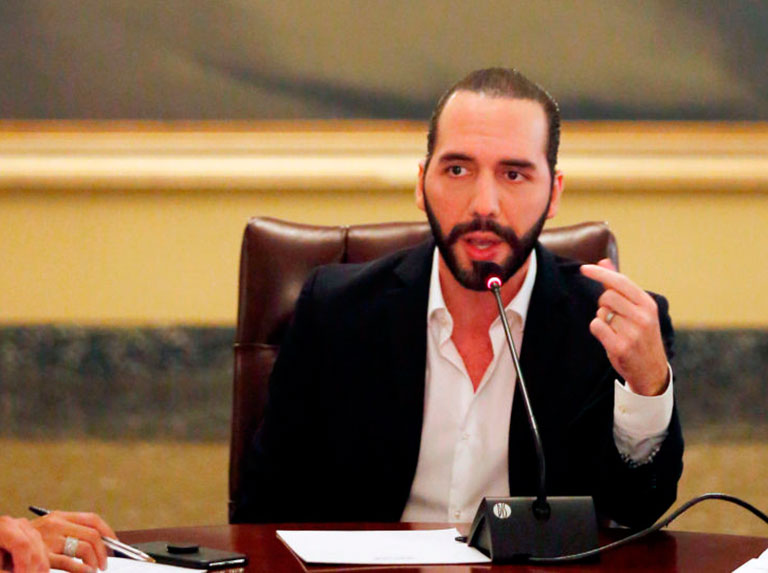 Bukele sacó la motosierra de Milei contra los empleados salvadoreños