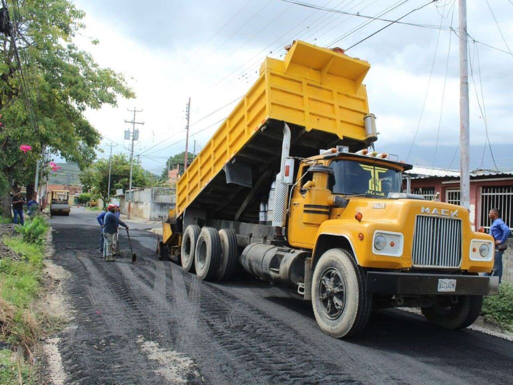 Con mil toneladas de asfalto recuperan vialidad en Caña de Azúcar