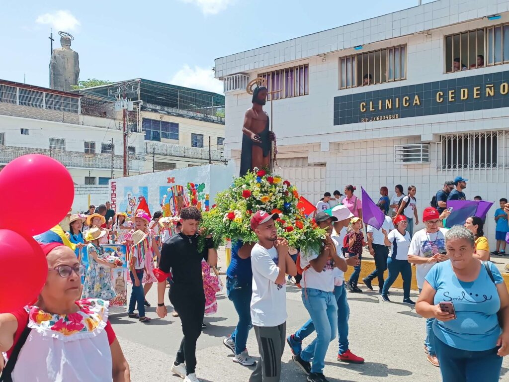 Con vistoso y alegre desfile en Guárico honran a San Juan Bautista