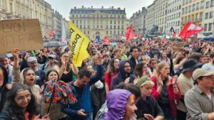 Decenas de miles marchan contra la derechización