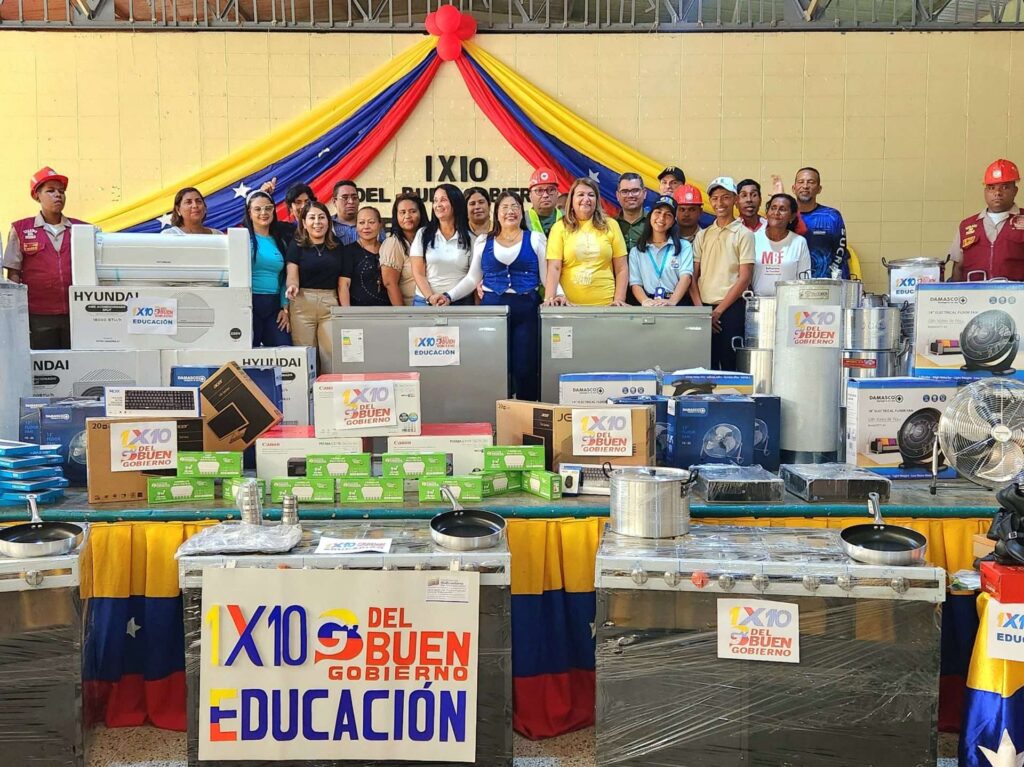 Dotan de equipos e insumos a más de 400 escuelas en Sucre
