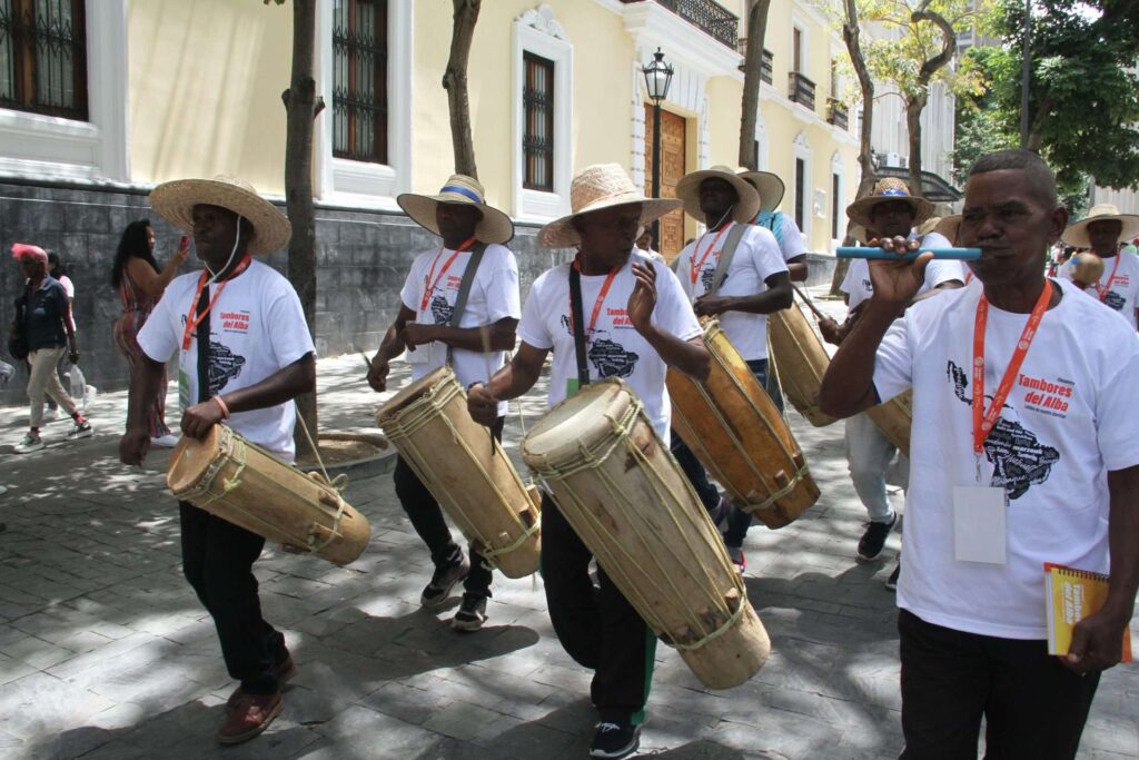 En la plaza Bolívar de Caracas reina el tambor