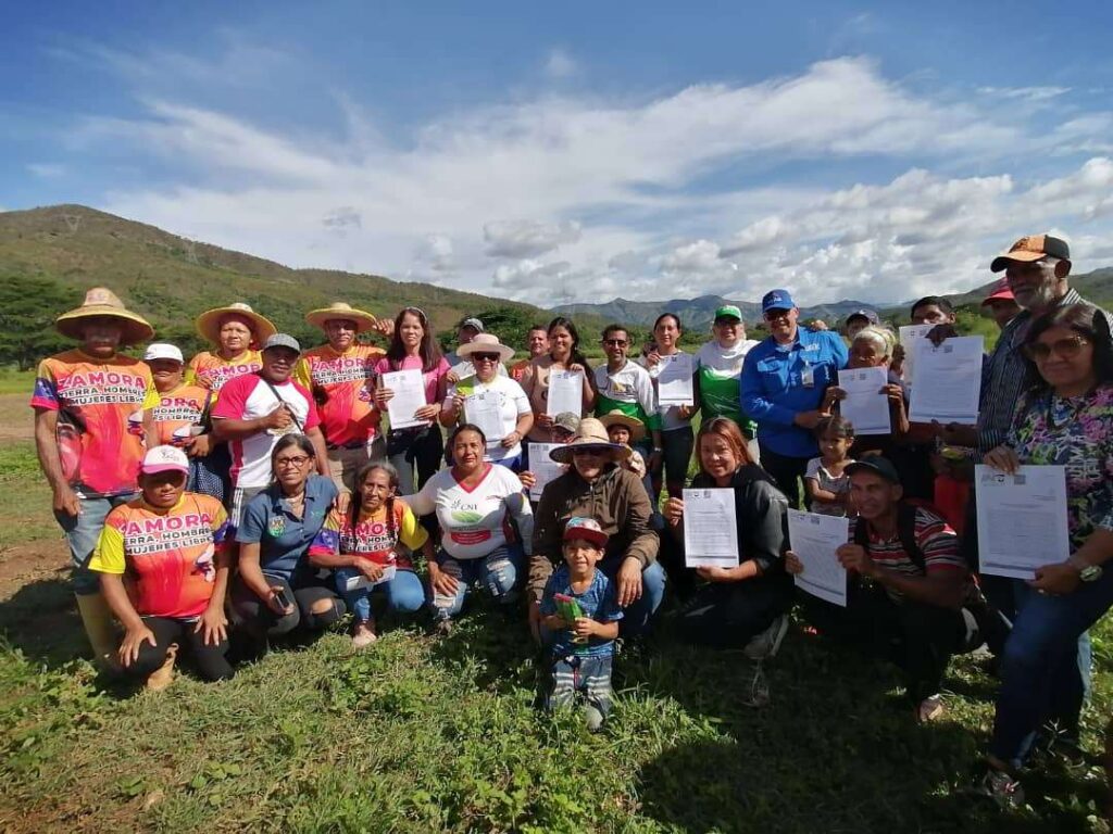 Entregan insumos agrícolas y títulos de tierra a agricultores de Aragua