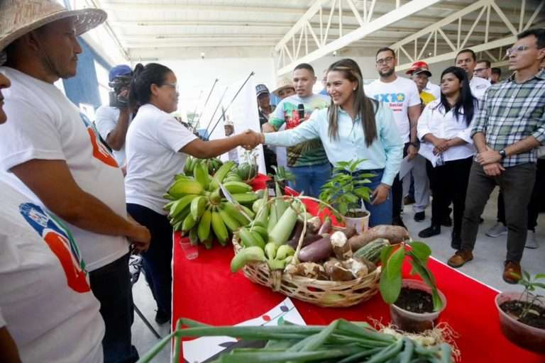 Entregan kits trabuco Clap a productores aragüeños