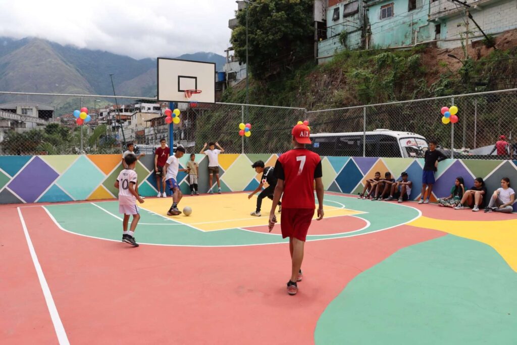Estrenan cancha en barrio Sucre de Petare
