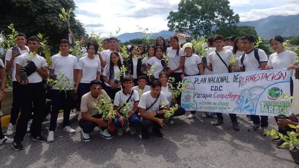 Estudiantes trujillanos plantaron 247 árboles en Carvajal
