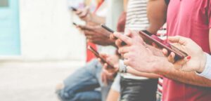 Expertos advierten: Las redes están diseñadas para mantener al usuario "enganchado"
