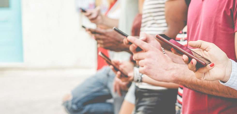 Expertos advierten: Las redes están diseñadas para mantener al usuario "enganchado"